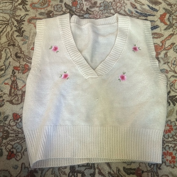 Knotted white vest with roses ( price negotiable) - Picture 1 of 1